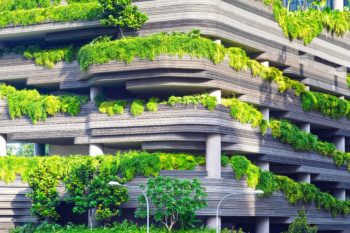 Photo de bâtiment avec des plantes pour illustrer les SCPI ISR