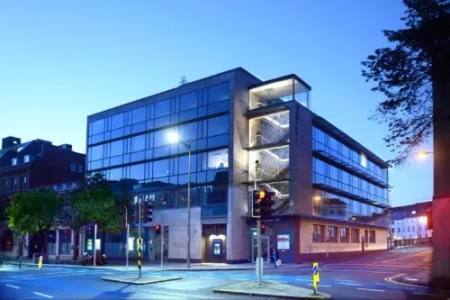 Placement pierre papier par excellence, les SCPI investissent dans des biens immobiliers difficilement accessibles à des particuliers