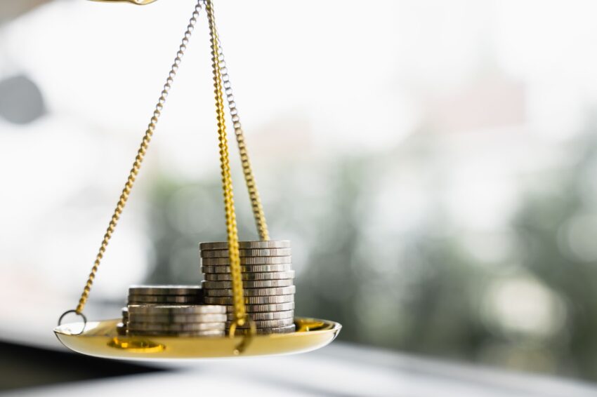 Balance avec des pieces de monnaies 