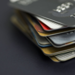 Illustration avec des cartes bancaires pour l'article : Est-il obligatoire d'ouvrir un compte pro pour une micro-entreprise ?