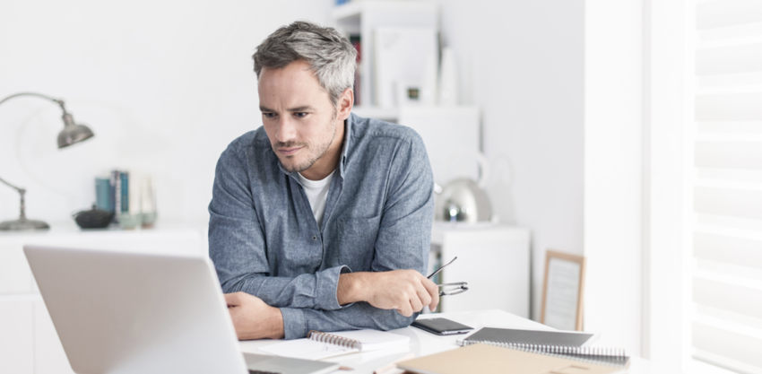 Homme dans la quarantaine réfléchit à la rédaction de sa clause bénéficiaire.