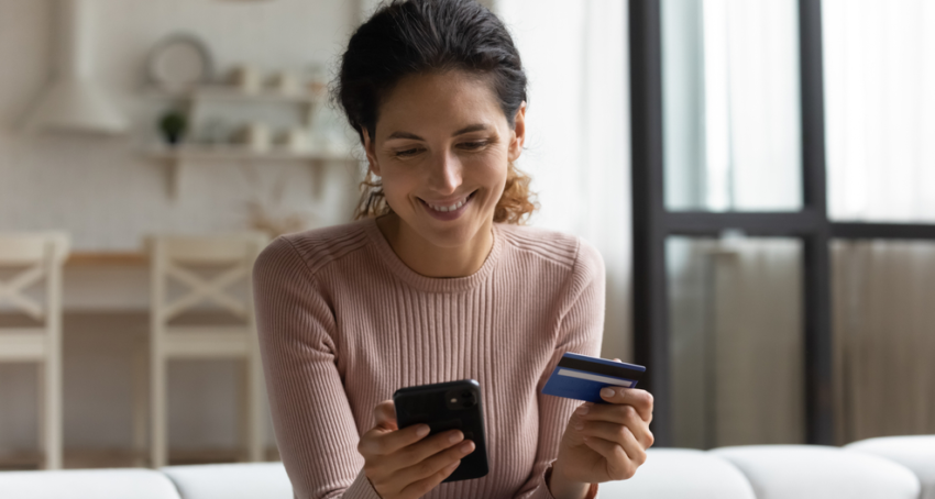 Un femme demande une avance à son assureur.