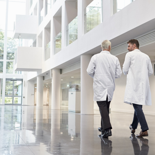 Illustration des SCPI de santé par 2 médecins marchant côte à côte
